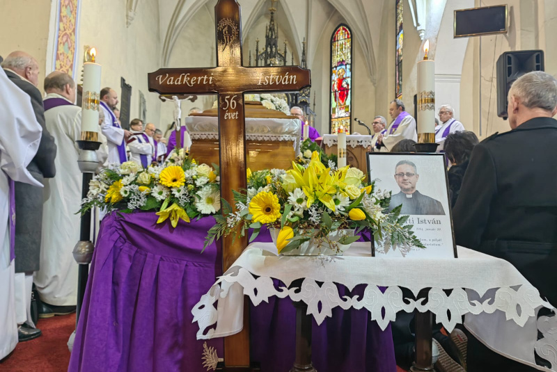 Oznamy / Publikácie / Naša vlasť je v nebi - posledná rozlúčka s vsdp. ICDr. Istvánom Vadkertim - foto Oznamy / Publikácie / Naša vlasť je v nebi - posledná rozlúčka s vsdp. ICDr. Istvánom Vadkertim - foto
