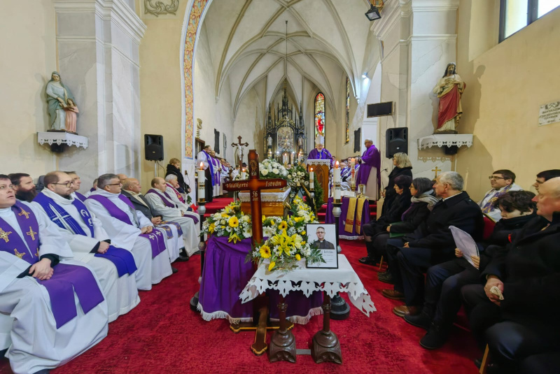 Oznamy / Publikácie / Naša vlasť je v nebi - posledná rozlúčka s vsdp. ICDr. Istvánom Vadkertim - foto