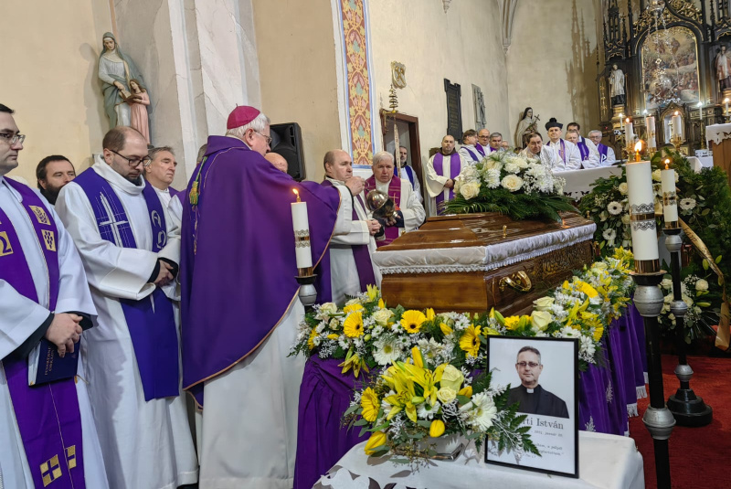 Oznamy / Publikácie / Naša vlasť je v nebi - posledná rozlúčka s vsdp. ICDr. Istvánom Vadkertim - foto
