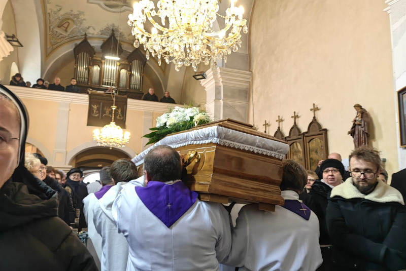 Oznamy / Publikácie / Naša vlasť je v nebi - posledná rozlúčka s vsdp. ICDr. Istvánom Vadkertim - foto