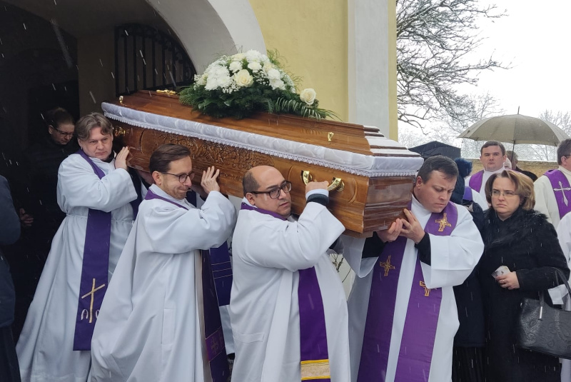 Oznamy / Publikácie / Naša vlasť je v nebi - posledná rozlúčka s vsdp. ICDr. Istvánom Vadkertim - foto