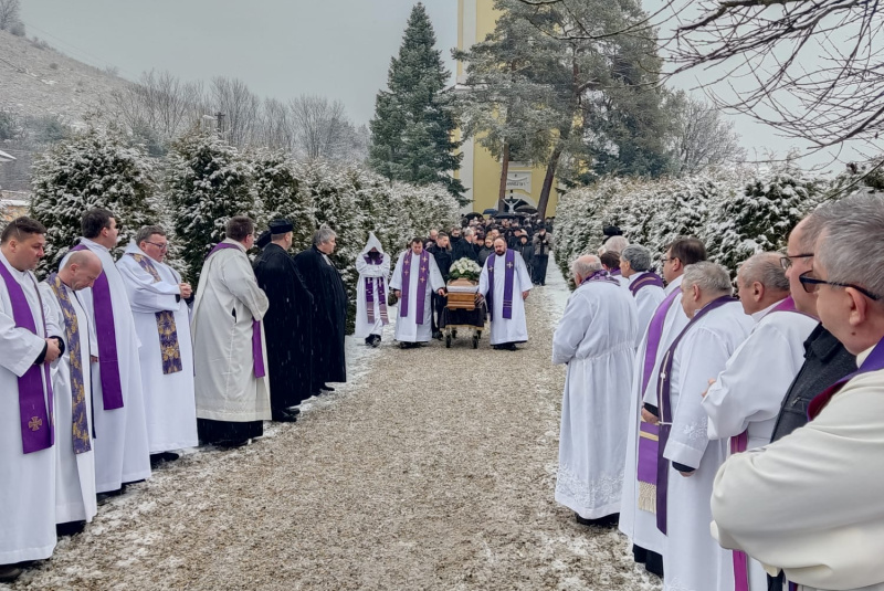 Oznamy / Publikácie / Naša vlasť je v nebi - posledná rozlúčka s vsdp. ICDr. Istvánom Vadkertim - foto