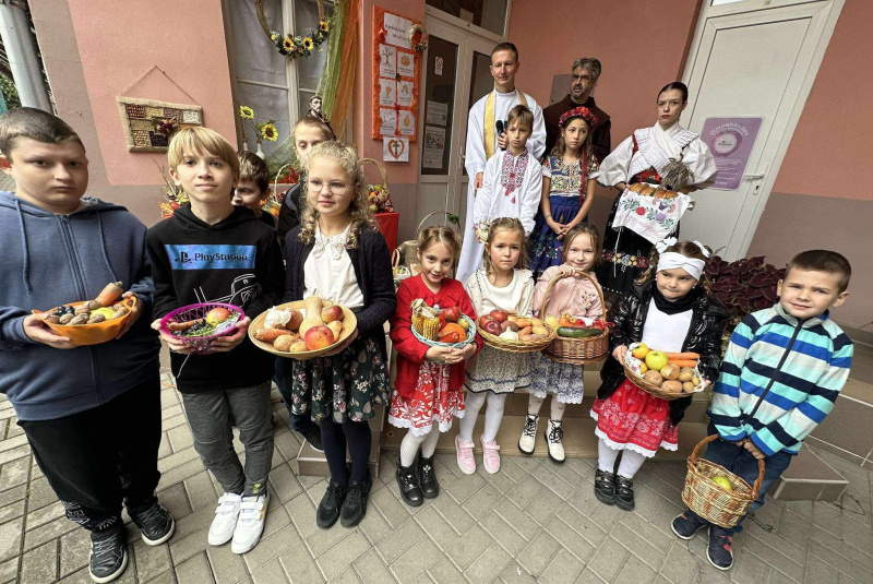 Diecézny školsky úrad - oznamy / Požehnanie úrody v Cirkevnej základnej škole sv. Jána Bosca - foto Diecézny školsky úrad - oznamy / Požehnanie úrody v Cirkevnej základnej škole sv. Jána Bosca - foto