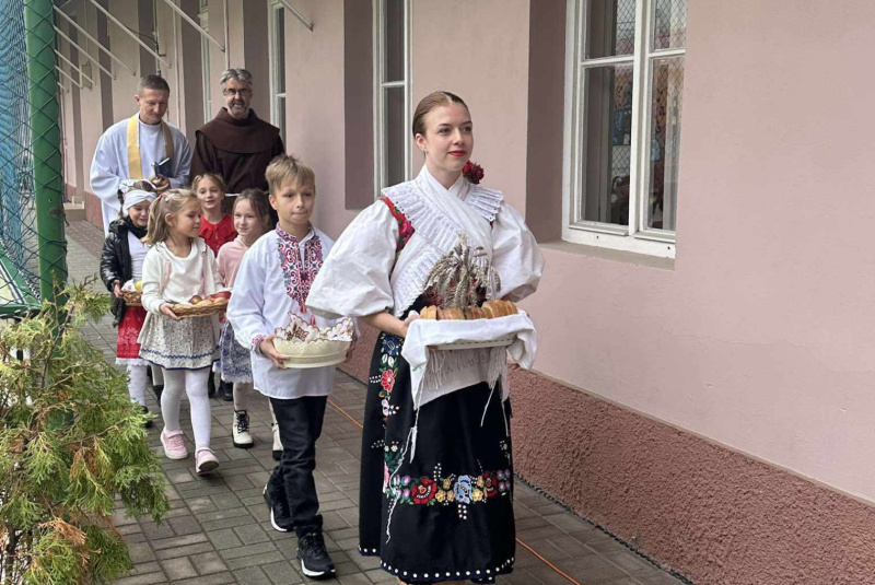 Diecézny školsky úrad - oznamy / Požehnanie úrody v Cirkevnej základnej škole sv. Jána Bosca - foto Diecézny školsky úrad - oznamy / Požehnanie úrody v Cirkevnej základnej škole sv. Jána Bosca - foto
