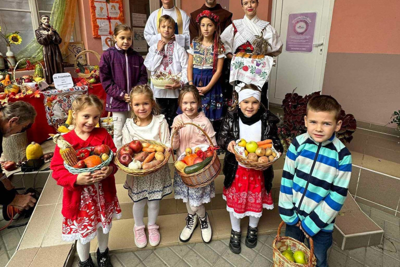 Diecézny školsky úrad - oznamy / Požehnanie úrody v Cirkevnej základnej škole sv. Jána Bosca - foto Diecézny školsky úrad - oznamy / Požehnanie úrody v Cirkevnej základnej škole sv. Jána Bosca - foto