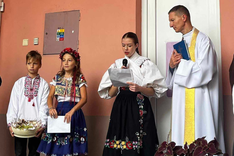 Diecézny školsky úrad - oznamy / Požehnanie úrody v Cirkevnej základnej škole sv. Jána Bosca - foto Diecézny školsky úrad - oznamy / Požehnanie úrody v Cirkevnej základnej škole sv. Jána Bosca - foto