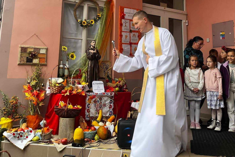 Diecézny školsky úrad - oznamy / Požehnanie úrody v Cirkevnej základnej škole sv. Jána Bosca - foto Diecézny školsky úrad - oznamy / Požehnanie úrody v Cirkevnej základnej škole sv. Jána Bosca - foto