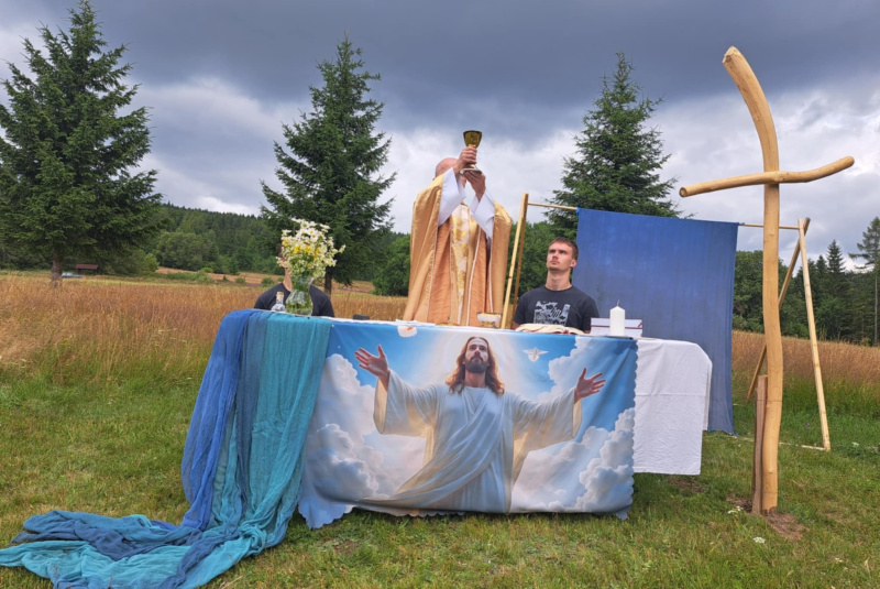 Oznamy / Publikácie / Spoločenstvo rodín na Čuntave - foto Oznamy / Publikácie / Spoločenstvo rodín na Čuntave - foto