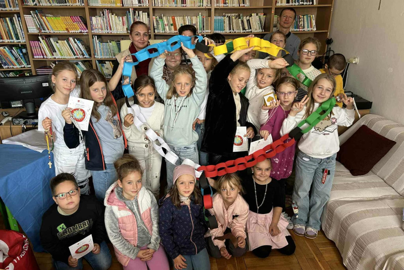 Oznamy / Publikácie / ???? Milión detí sa modlí ruženec v cirkevnej základnej škole v Lučenci ! ???? - foto