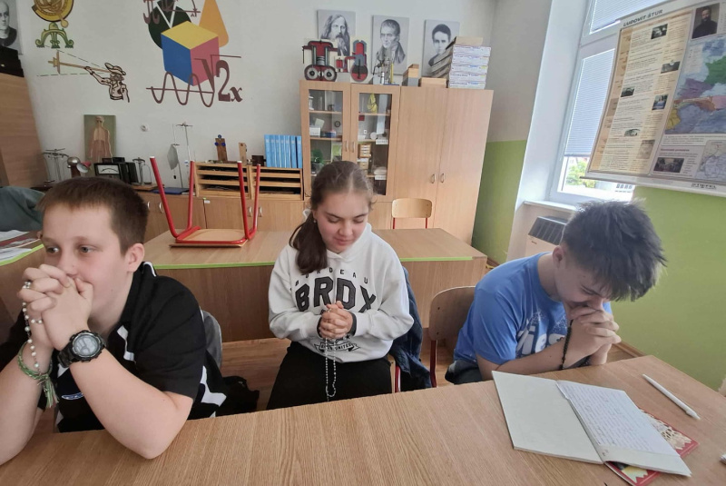 Oznamy / Publikácie / ???? Milión detí sa modlí ruženec v cirkevnej základnej škole v Lučenci ! ???? - foto