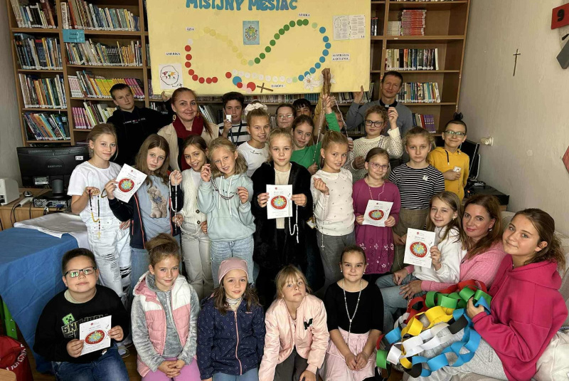 Oznamy / Publikácie / ???? Milión detí sa modlí ruženec v cirkevnej základnej škole v Lučenci ! ???? - foto