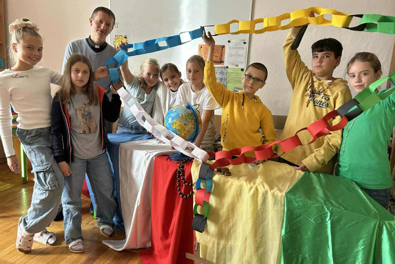 Oznamy / Publikácie / ???? Milión detí sa modlí ruženec v cirkevnej základnej škole v Lučenci ! ???? - foto