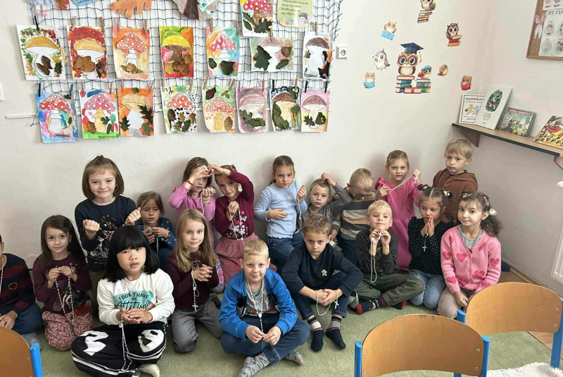 Oznamy / Publikácie / ???? Milión detí sa modlí ruženec v cirkevnej základnej škole v Lučenci ! ???? - foto