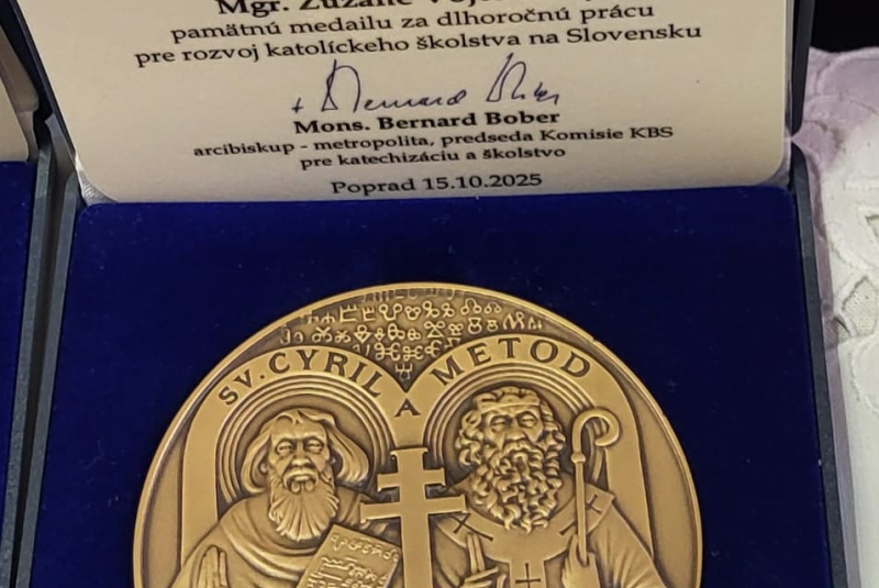 Oznamy / Publikácie / Morálne ocenenie si včera prevzala Mgr. Zuzana Vojteková, učiteľka Cirkevnej základnej školy v Lučenci - foto