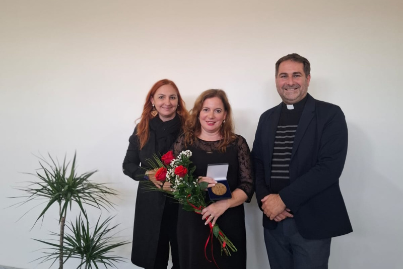 Oznamy / Publikácie / Morálne ocenenie si včera prevzala Mgr. Zuzana Vojteková, učiteľka Cirkevnej základnej školy v Lučenci - foto