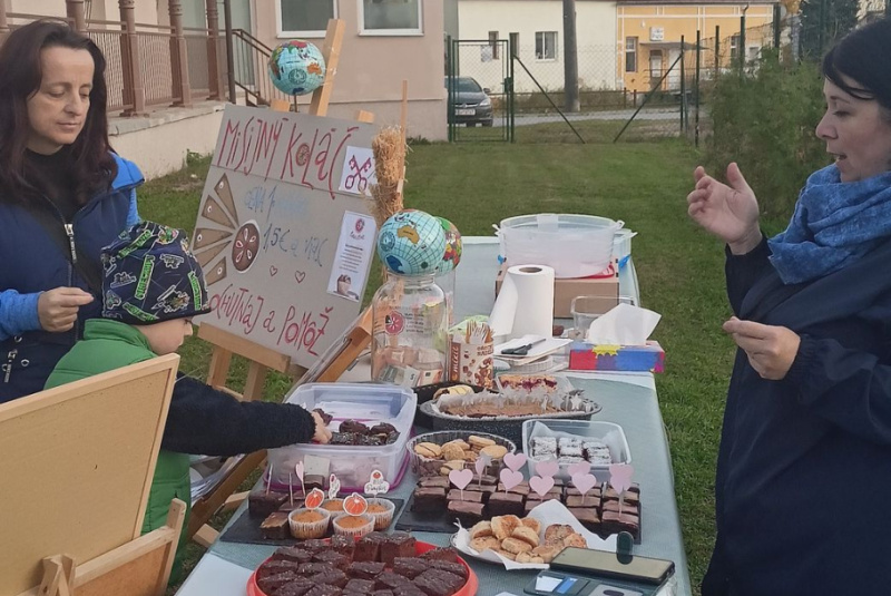 Oznamy / Publikácie / Gruliáda a Misijný koláč v Katolíckej MŠ Svätej Rodiny v Revúcej - foto Oznamy / Publikácie / Gruliáda a Misijný koláč v Katolíckej MŠ Svätej Rodiny v Revúcej - foto