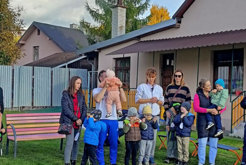 Oznamy / Publikácie / Gruliáda a Misijný koláč v Katolíckej MŠ Svätej Rodiny v Revúcej - foto