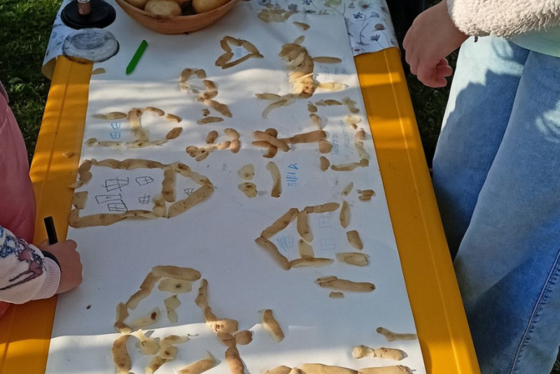 Oznamy / Publikácie / Gruliáda a Misijný koláč v Katolíckej MŠ Svätej Rodiny v Revúcej - foto Oznamy / Publikácie / Gruliáda a Misijný koláč v Katolíckej MŠ Svätej Rodiny v Revúcej - foto