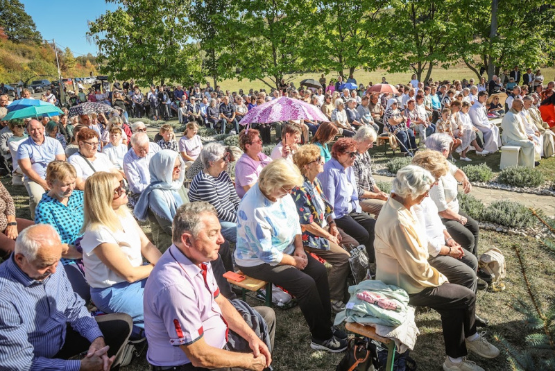 Oznamy / Publikácie / Galamba žije a túži žiť - foto