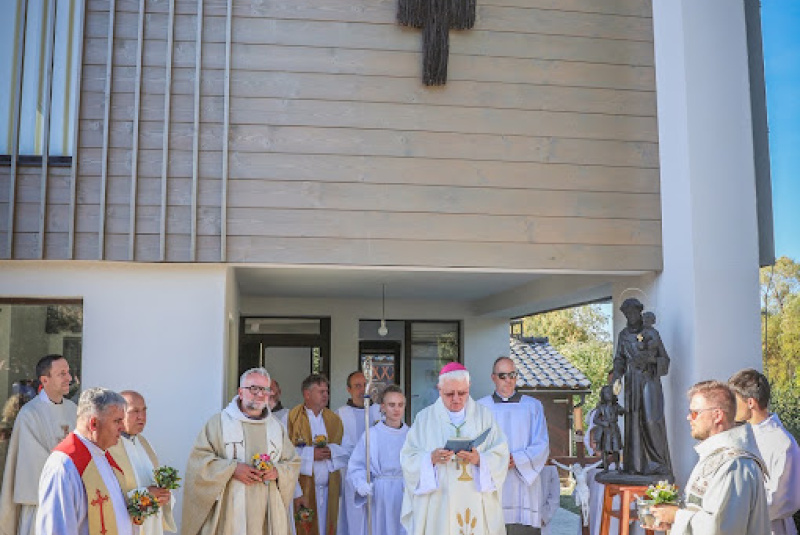 Oznamy / Publikácie / Galamba žije a túži žiť - foto Oznamy / Publikácie / Galamba žije a túži žiť - foto