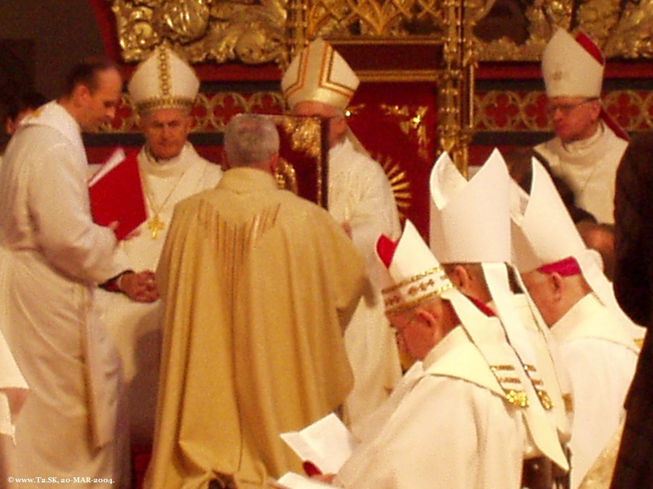Fotografia z biskupskej vysviacky Mons. Stanislava Stolárika (vpravo s mitrou je J. E. kardinál Jozef Tomko)