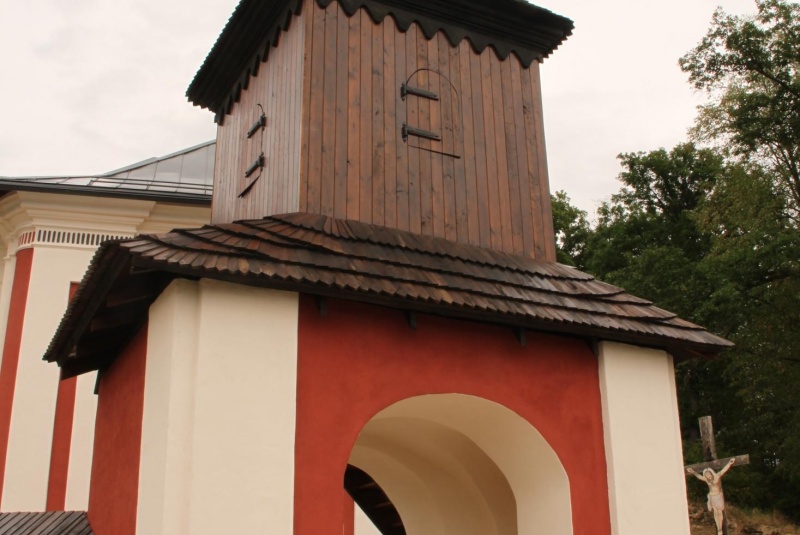 Oznamy / Publikácie / Požehnanie obnovenej zvonice na Kalvárii v Rožňave - foto