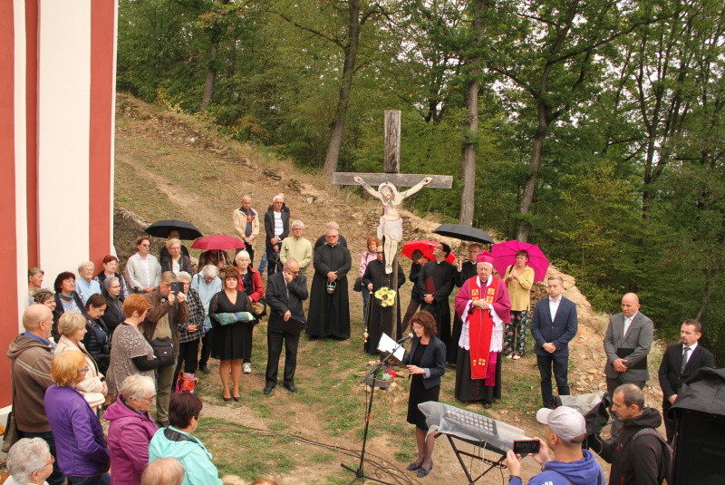 Oznamy / Publikácie / Požehnanie obnovenej zvonice na Kalvárii v Rožňave - foto