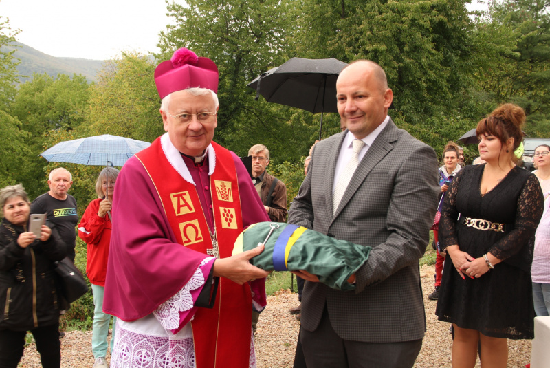 Oznamy / Publikácie / Požehnanie obnovenej zvonice na Kalvárii v Rožňave - foto