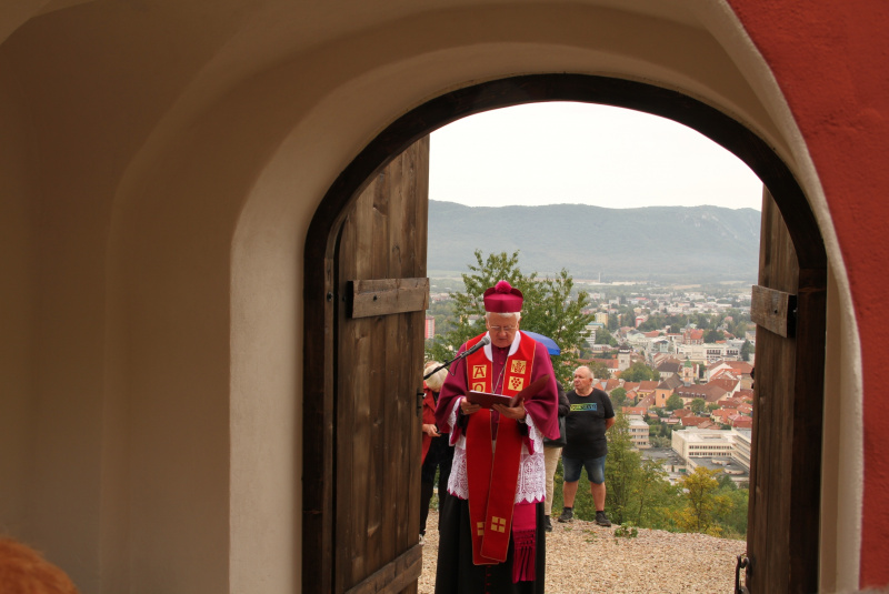 Oznamy / Publikácie / Požehnanie obnovenej zvonice na Kalvárii v Rožňave - foto