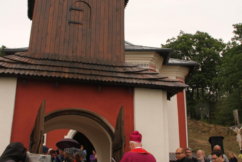 Oznamy / Publikácie / Požehnanie obnovenej zvonice na Kalvárii v Rožňave - foto Oznamy / Publikácie / Požehnanie obnovenej zvonice na Kalvárii v Rožňave - foto