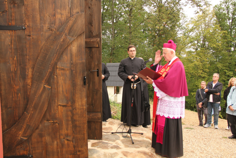 Oznamy / Publikácie / Požehnanie obnovenej zvonice na Kalvárii v Rožňave - foto Oznamy / Publikácie / Požehnanie obnovenej zvonice na Kalvárii v Rožňave - foto