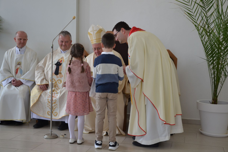 Oznamy / Publikácie / Farský kostol v Cinobani vyhlásený za diecéznu svätyňu Božieho milosrdenstva - foto Oznamy / Publikácie / Farský kostol v Cinobani vyhlásený za diecéznu svätyňu Božieho milosrdenstva - foto