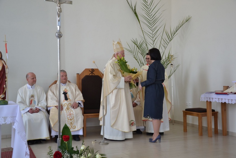 Oznamy / Publikácie / Farský kostol v Cinobani vyhlásený za diecéznu svätyňu Božieho milosrdenstva - foto