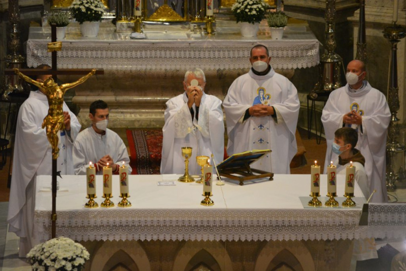 Oznamy / Publikácie / Skončila sa prvá Novéna k Rožňavskej Panne Márii - foto Oznamy / Publikácie / Skončila sa prvá Novéna k Rožňavskej Panne Márii - foto