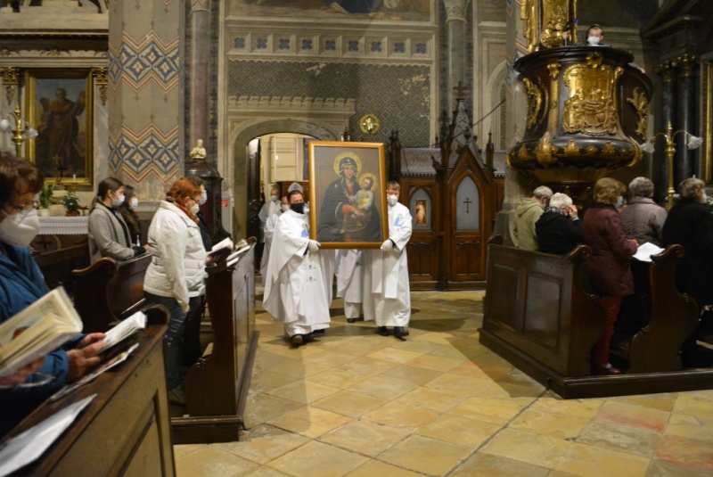 Oznamy / Publikácie / Skončila sa prvá Novéna k Rožňavskej Panne Márii - foto