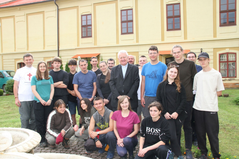 Oznamy / Publikácie / Mons. Nicola Girasoli, apoštolský nuncius slávil sv. omšu na diecéznej púti v Úhornej (homília a fotogaléria) - foto