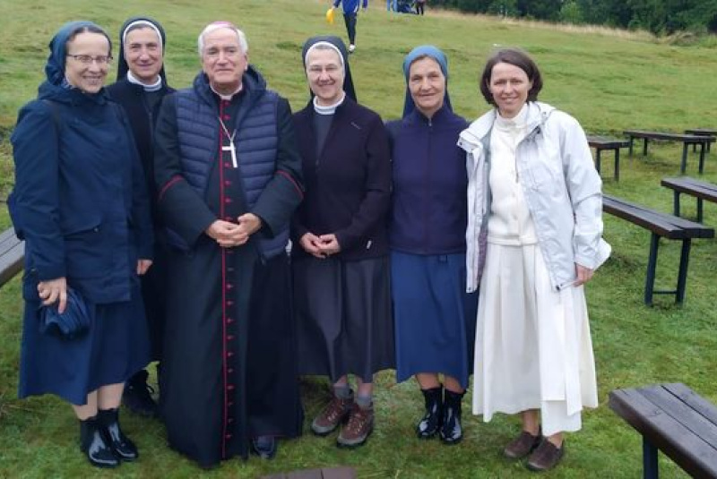 Oznamy / Publikácie / Mons. Nicola Girasoli, apoštolský nuncius slávil sv. omšu na diecéznej púti v Úhornej (homília a fotogaléria) - foto