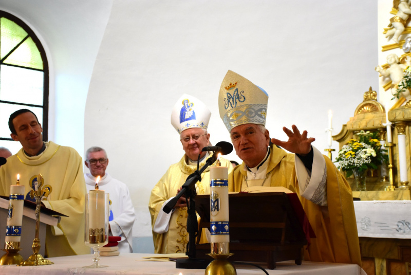 Oznamy / Publikácie / Mons. Nicola Girasoli, apoštolský nuncius slávil sv. omšu na diecéznej púti v Úhornej (homília a fotogaléria) - foto