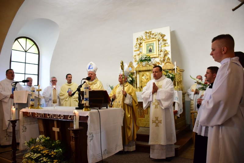 Oznamy / Publikácie / Mons. Nicola Girasoli, apoštolský nuncius slávil sv. omšu na diecéznej púti v Úhornej (homília a fotogaléria) - foto