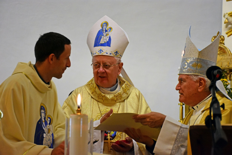 Oznamy / Publikácie / Mons. Nicola Girasoli, apoštolský nuncius slávil sv. omšu na diecéznej púti v Úhornej (homília a fotogaléria) - foto