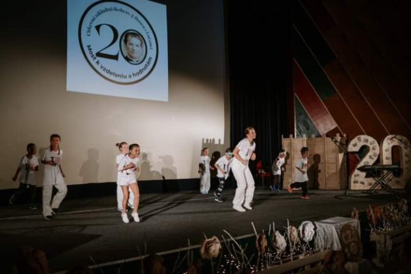 Oznamy / Publikácie / Cirkevná základná škola sv. Jána Bosca si pripomenula 20. výročie jej založenia - foto Oznamy / Publikácie / Cirkevná základná škola sv. Jána Bosca si pripomenula 20. výročie jej založenia - foto