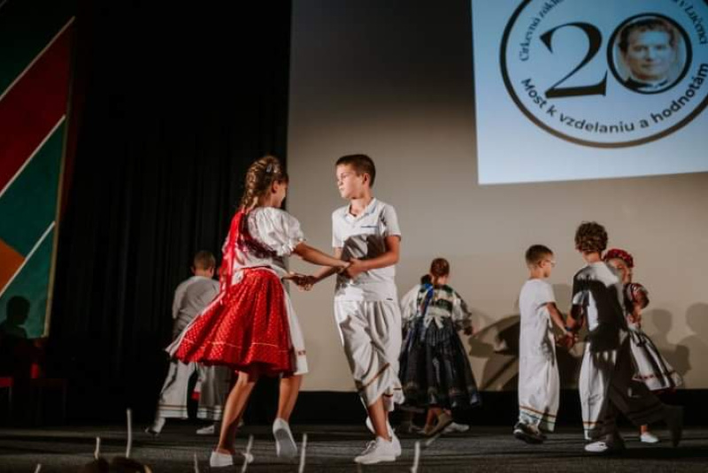 Oznamy / Publikácie / Cirkevná základná škola sv. Jána Bosca si pripomenula 20. výročie jej založenia - foto