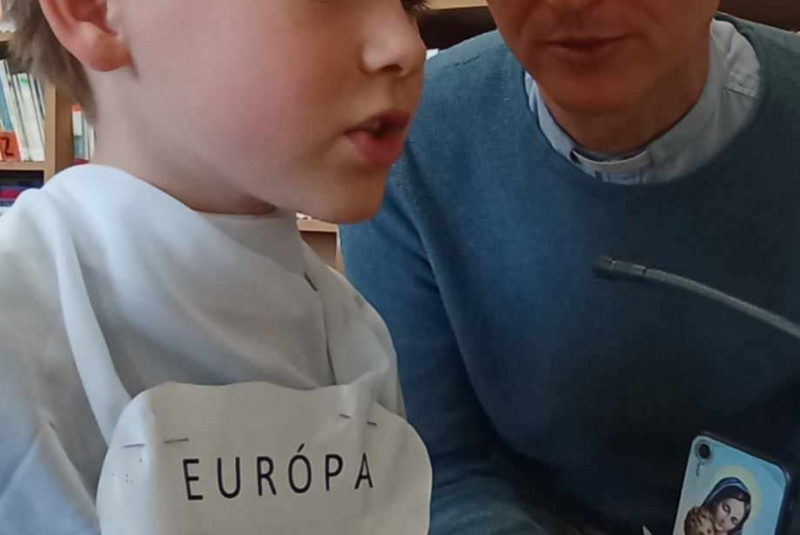 Oznamy / Publikácie / Milión detí sa modlí ruženec - foto