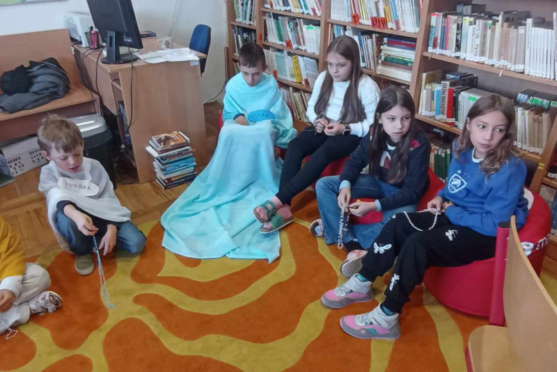 Oznamy / Publikácie / Milión detí sa modlí ruženec - foto Oznamy / Publikácie / Milión detí sa modlí ruženec - foto