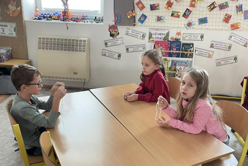 Oznamy / Publikácie / Milión detí sa modlí ruženec - foto Oznamy / Publikácie / Milión detí sa modlí ruženec - foto