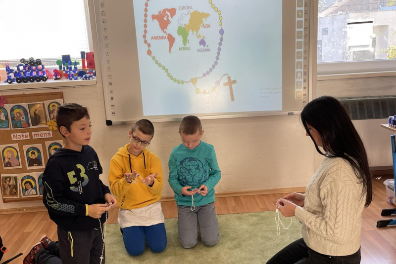 Oznamy / Publikácie / Milión detí sa modlí ruženec - foto Oznamy / Publikácie / Milión detí sa modlí ruženec - foto