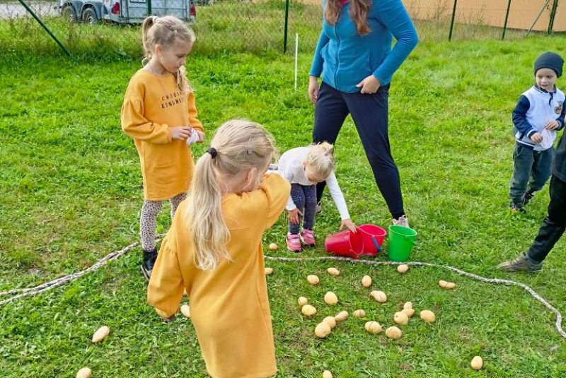 Oznamy / Publikácie / Gruliáda a misíjny koláč v KMŠ v Revúcej - foto Oznamy / Publikácie / Gruliáda a misíjny koláč v KMŠ v Revúcej - foto